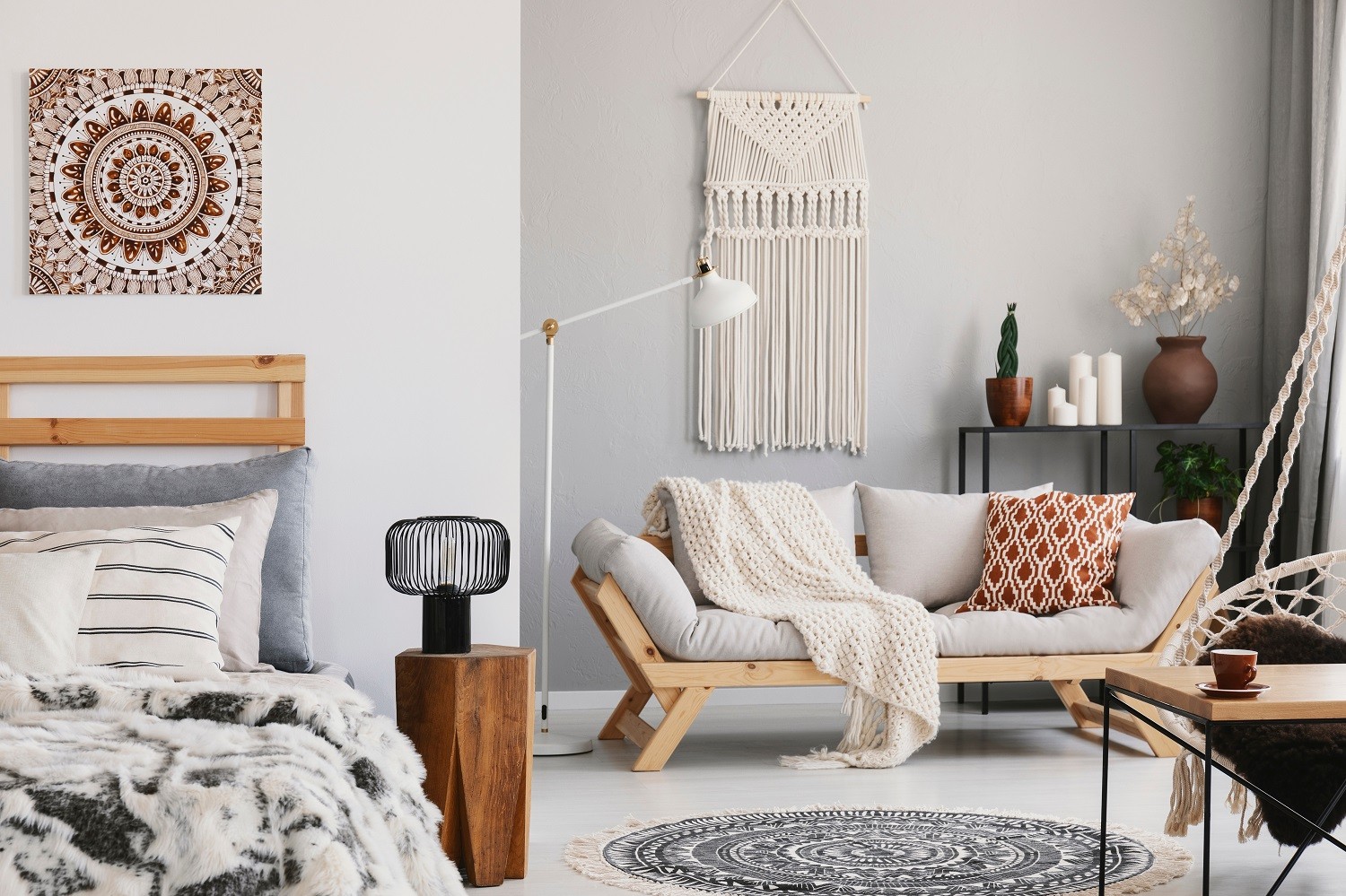 klasyczne poduszki na lozku 1699531329