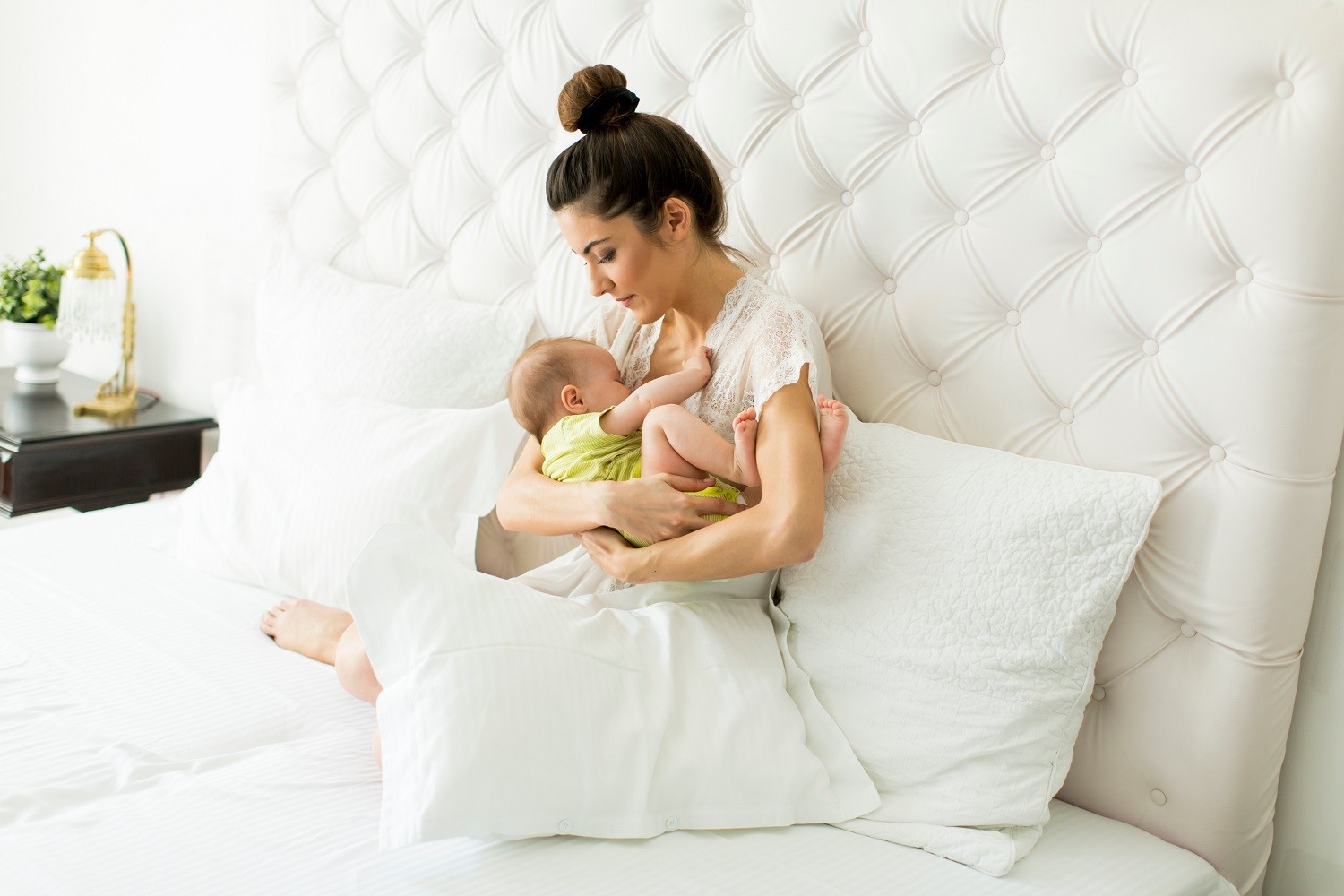 mama karmiaca dziecko na poduszce 1699602889